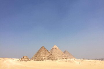 Taxi from the airport to The pyramids of Giza 