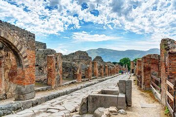 Pompeii and Mt. Vesuvius Full Day Tour with Pizza for Lunch 