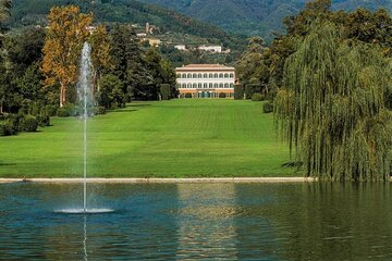 Self guided bike tour in the nature to Villa Reale