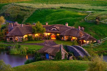 Private 2 Day Tour: Hobbiton, Waitomo, Rotorua Geothermal & Hamilton Gardens