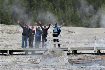 6-Mile Geyser Hiking Tour in Yellowstone with Lunch