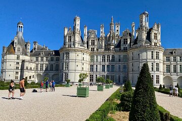 Live Guided Chenonceau, Chambord, Amboise Castles trip from Paris