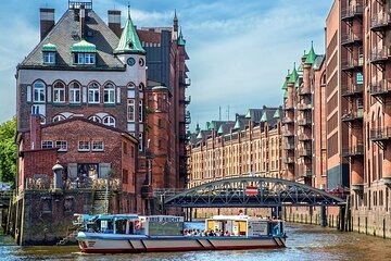 Hamburg 2-hour harbor tour on the beautiful Elbe