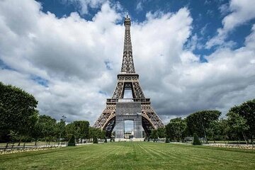 Romantic stroll in Paris for two