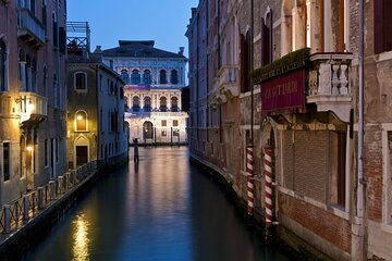 Venice: Private After Dark Tour and Gondola Ride