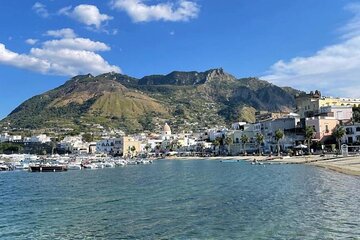 Group boat tour to discover Ischia and Procida