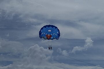 Parasailing, Blue Hole Mineral Spring, Seven Mile Beach