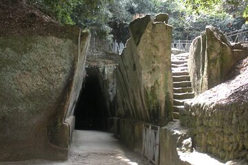 Tour in the ruins of Cuma with an archaeologist.