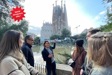 Skip the Line with Drink and Tapas: Sagrada Familia and Güell Park Guided Tour