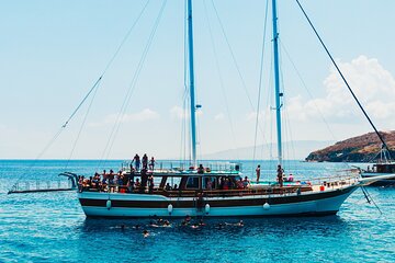 Athens: Full-Day Island Hopping Cruise with Lunch and Swimming