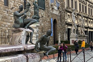 1-Hour Mythological Tour in Piazza della Signoria: Experience for Children