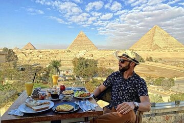 Great Pyramid Inn Lunch With Pyramids View