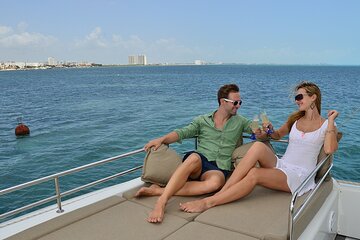 Catamaran Isla Mujeres Platino + Open Bar & Beach Club 