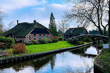 Day Tour Giethoorn, Afsluitdijk and Zaanse Schans with Boat Cruise