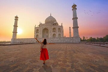 Sunrise Tour of Taj Mahal with Guide and Entrance Fees