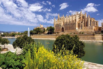 Guided route and visit to the Cathedral of Palma (2h)