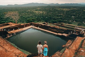 Colombo to Kandy Shuttle with Dambulla Sightseeing Tour 