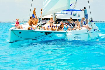Catamaran to Isla Mujeres Snorkeling Tour with Open Bar and Lunch