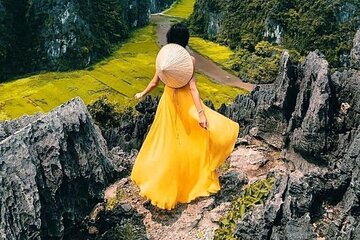 Full-Day Tour Hoa Lu, Tam Coc Boat Trip and Mua Cave
