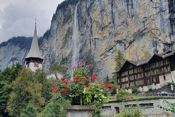 Mountain Majesty: Small Group Tour to Lauterbrunnen and Mürren