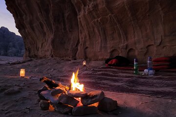 2 Day Wadi Rum Tour: Traditional Dinner and Starlit Cave Camp