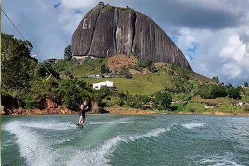 Guatapé stone, climatized pool and boat tour included. 