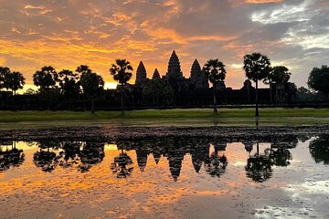 Angkor Wat Sunrise Tour Joined-In Small Group with Breakfast included 