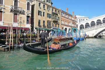 Explore Venice Rialto Markets at Dawn: Private Walking Tour