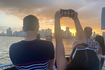 Miami Skyline: Happy Hour Cruise Millionaire Homes & One Drink 