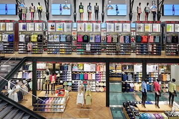 Full-Day Paris Private VIP Tour with Shopping and Cabaret Experience 
