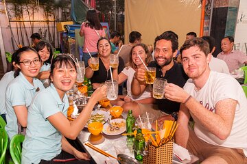 Street Food Tasting & Sightseeing By Motorbike with Local Student