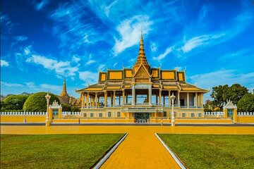 Private Taxi Tour: Full Day in Phnom Penh with Pick Up and Drop-off