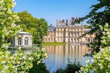 Skip-the-line Château de Fontainebleau from Paris by Car 