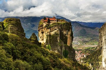 Delphi, Meteora and Thermopylae 2-Day Private Tour from Athens