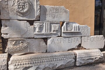 Learn Latin on Field: Guided Lesson and tour in the Heart of Ancient Rome