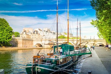 Paris Scavenger Hunt and Highlights Self-Guided Tour