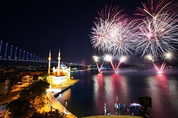 Istanbul Bosphorus New Year's Eve Dinner Cruise Party in Istanbul