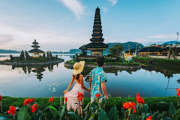 Private Guided tour to the Monkey Forest and Ulun Banu Beratan Temple, in Bali