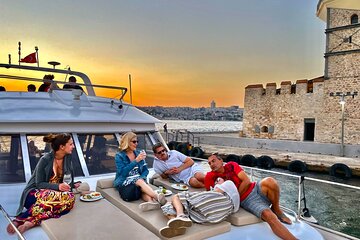 Bosphorus Sunset Yacht Cruise with Snacks and Live Guide