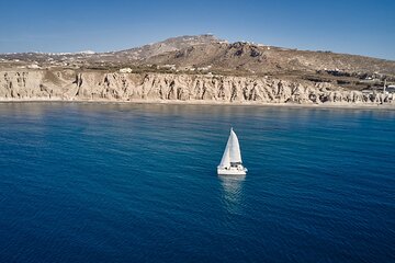 Santorini: Caldera Private Catamaran Cruise with Meal & Drinks