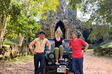 Angkor Wat Sunrise and Market Tour by Jeep 