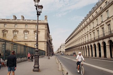 Paris by Vintage Car Day and Night Private Tour with hotel Pickup and drop