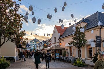  La Vallée Village shopping tour with personal photographer 5 hrs 