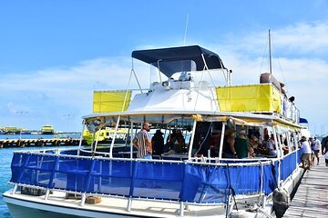 Catamaran for couples an open bar to Isla Mujeres From Cancun