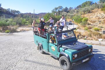 Jeep Safari Tour in Side Green Lake