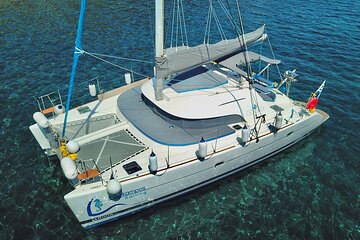 Santorini: Premium Small-Group Catamaran Cruise with Food/Drinks