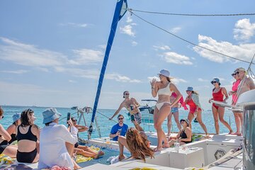 Isla Mujeres Catamaran Tour with Snorkel, Open bar and Transport 
