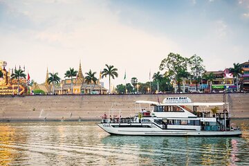 Dinner Cruise 1h45 on the Mekong including 4 courses 