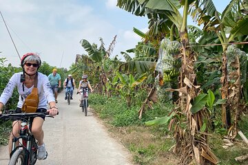 Hanoi City Bike Tour through Banana Island & Food Tasting