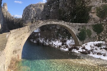 4-Days: Meteora, Delphi, Ioannina Lake city & Best of Greek Villages Experience